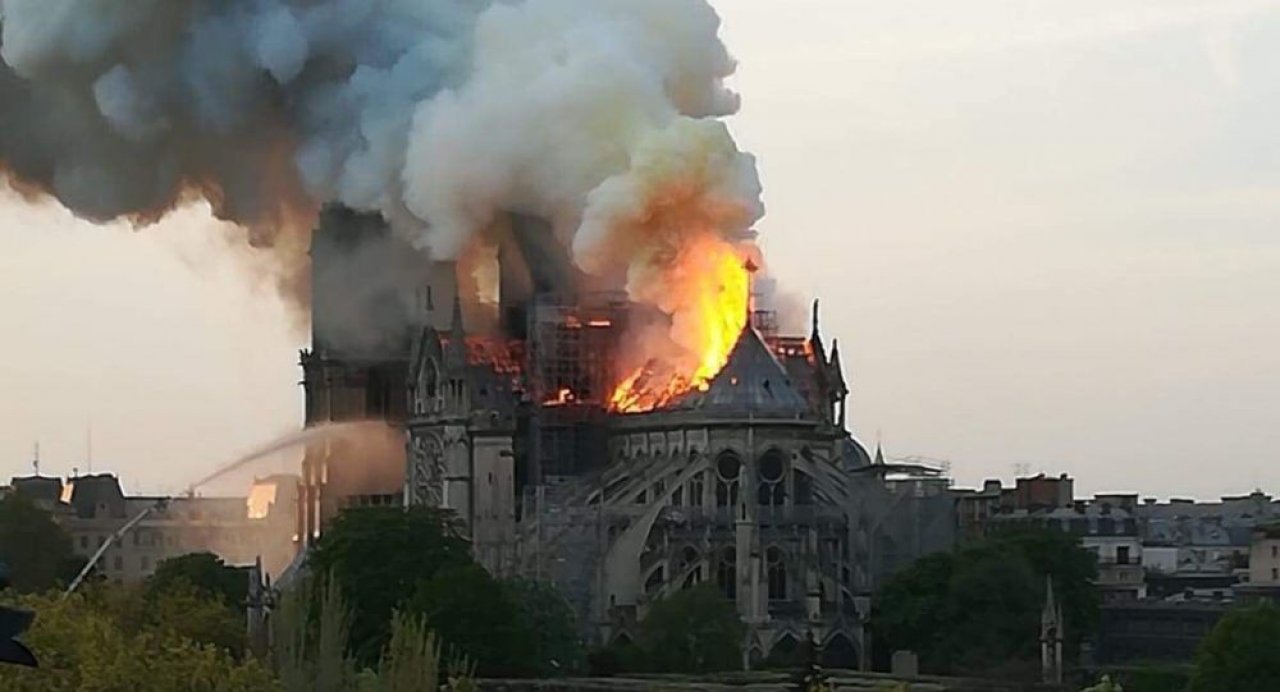 Paris'tedeki Notre Dame Katedralinde Yangın Çıktı! 1