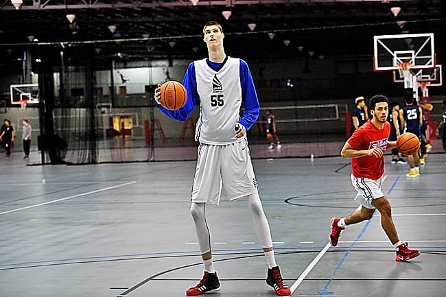 17 yaşında 2.31 metre boyuyla şaşkına çeviren Basketbolcu Robert Bobroczky! 1