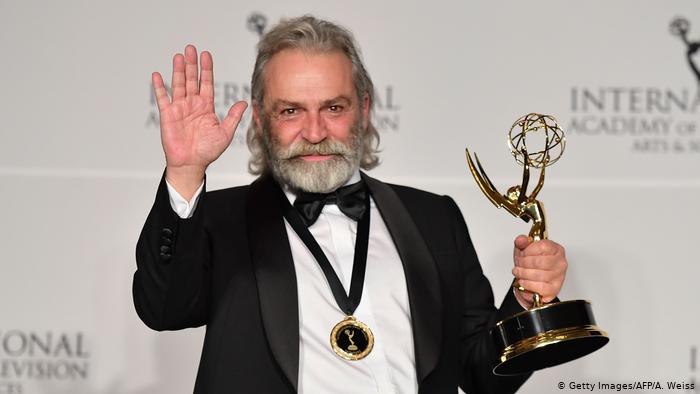 Haluk Bilginer 47. Uluslararası Emmy Ödüllerinde 'En İyi Erkek Oyuncu' Seçildi! 1